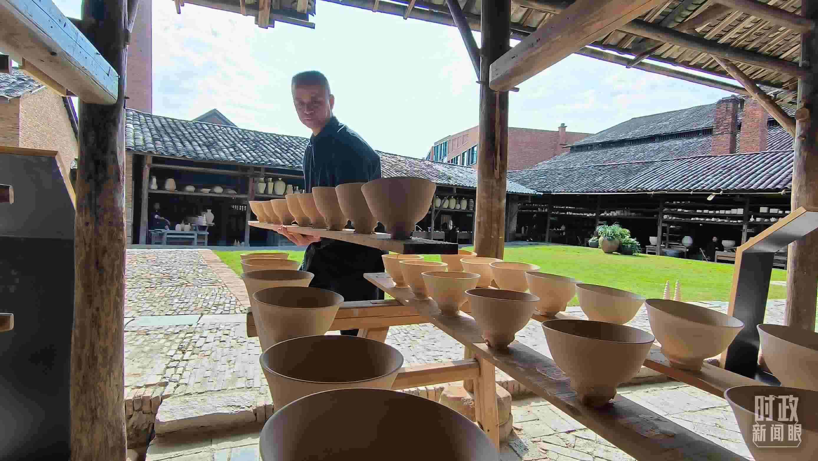△匠人正在晾曬陶瓷制品。（總臺央視記者范凱拍攝）