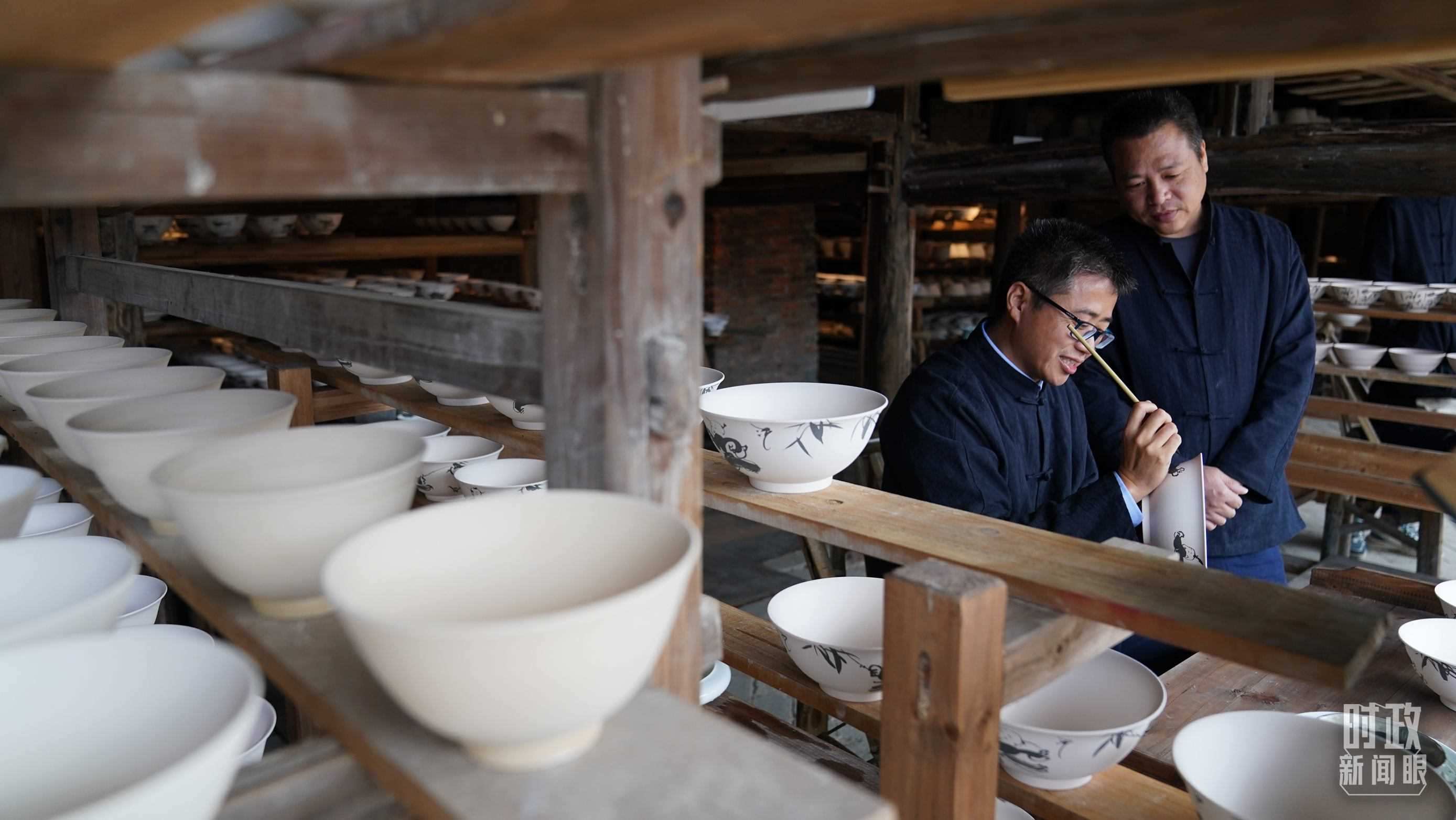 △非遺傳承人正在繪制瓷器。（總臺國廣記者李晉拍攝）