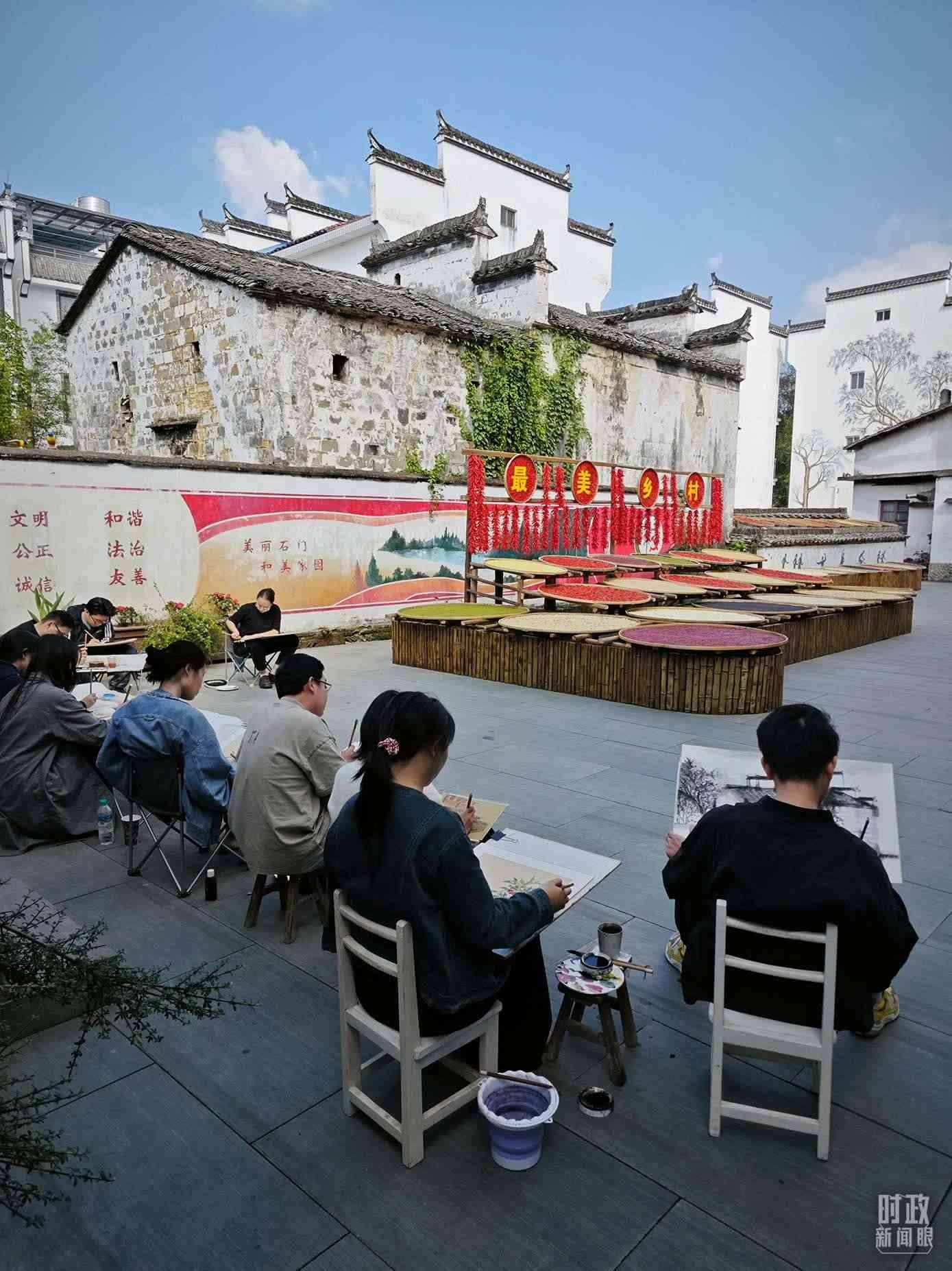 △來自中國美術學院的同學在石門村寫生。（總臺央視記者郁振一拍攝）