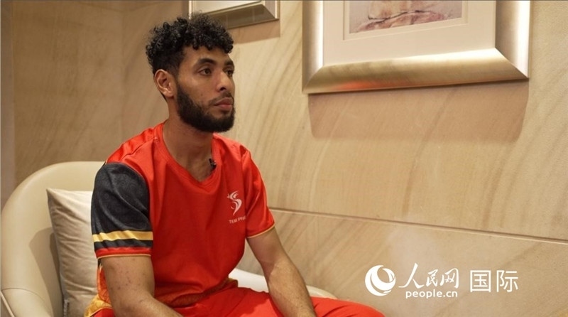 巴布亞新幾內(nèi)亞乒乓球國家隊(duì)隊(duì)員杰弗瑞·羅伊接受采訪。 人民網(wǎng) 彭昱凱攝