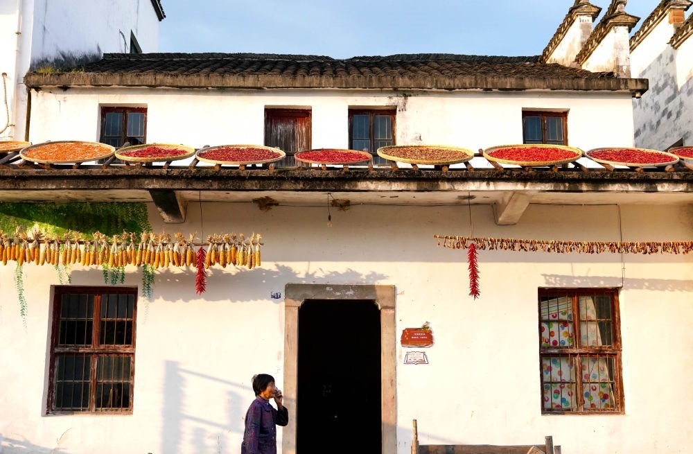 婺源縣王村石門自然村一角（2023年10月11日攝）。