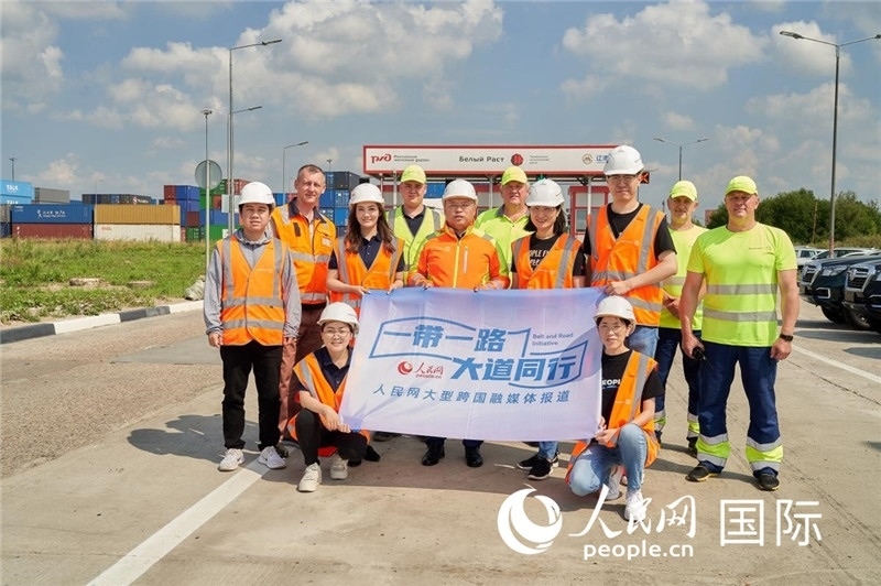 人民網(wǎng)記者在莫斯科別雷拉斯特物流中心采訪。