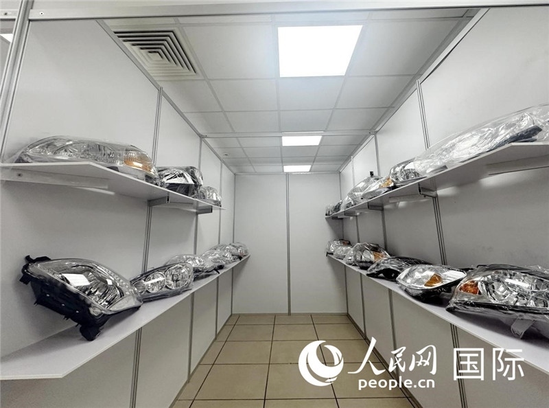 在位于莫斯科格林伍德國(guó)際貿(mào)易中心的浙江寧波優(yōu)質(zhì)商品展銷(xiāo)中心內(nèi)，展示著來(lái)自浙江寧波慈溪市的汽車(chē)配件樣品。人民網(wǎng)記者 申佳平攝
