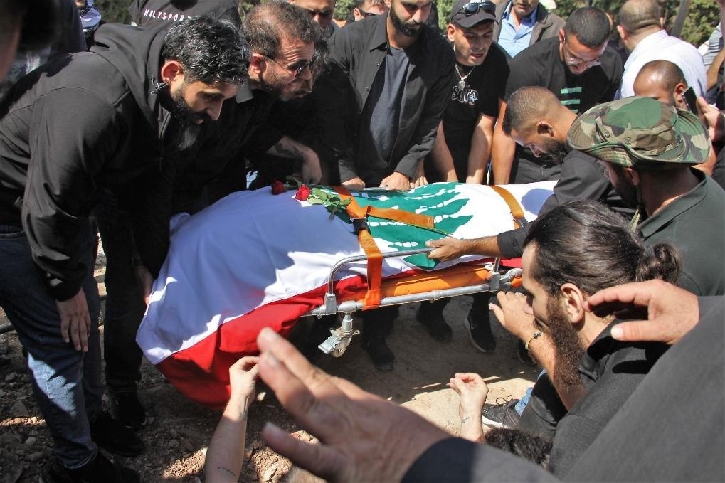 10月14日，黎巴嫩南部希亞姆鎮(zhèn)，黎巴嫩記者和民眾為在以色列轟炸中死亡的攝影記者伊薩姆·阿卜杜拉送葬。新華社發(fā)（塔希爾·阿布·哈姆丹攝）