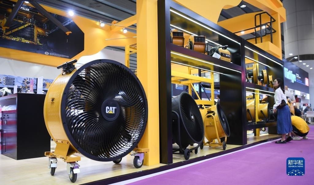 10月15日，參觀者在了解一家美國參展商的產品。新華社記者 鄧華 攝