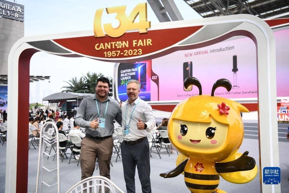 10月15日，來自巴西的采購商在廣交會上合影。新華社記者 鄧華 攝