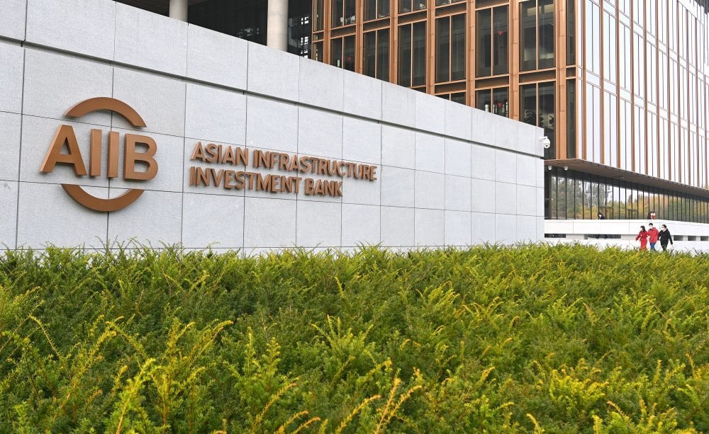 這是亞洲基礎(chǔ)設(shè)施投資銀行（亞投行）標(biāo)志（2021年10月25日攝）。新華社記者 李賀 攝