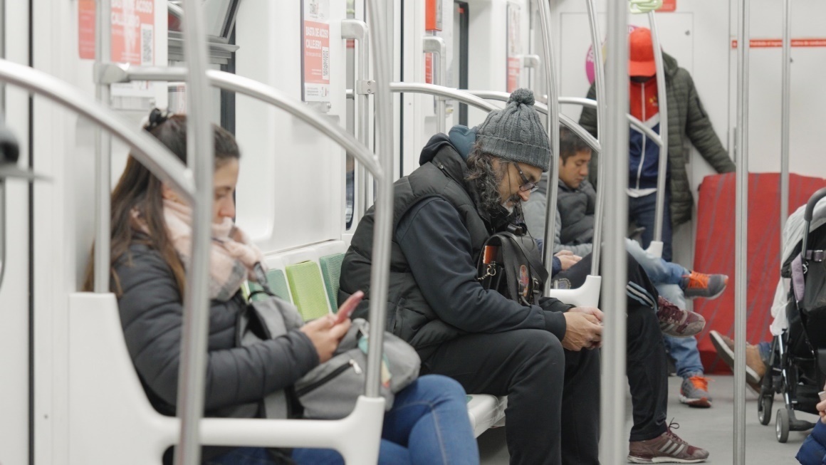 阿根廷布宜諾斯艾利斯市，乘客們乘坐A線地鐵從郊區(qū)前往市內(nèi)。人民網(wǎng)記者 張若涵攝