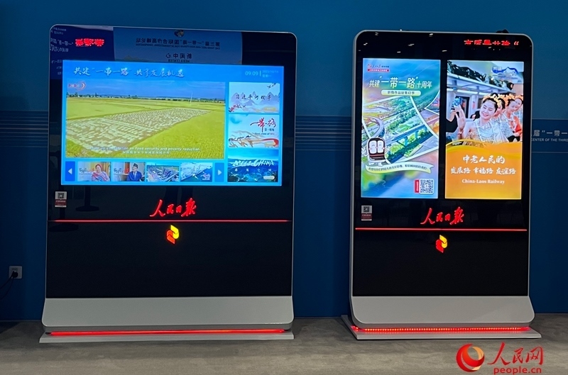 位于新聞中心的人民日報電子閱報欄。人民網(wǎng)記者 杜燕飛攝