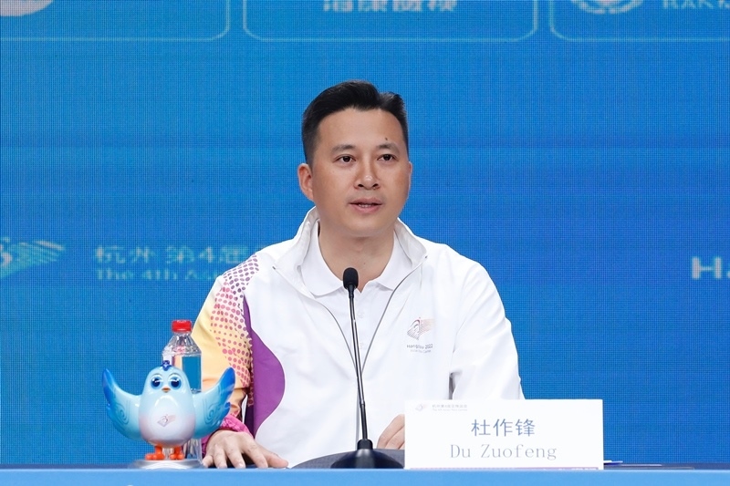杭州亞殘運會火炬?zhèn)鬟f指揮中心副指揮長杜作鋒介紹火炬?zhèn)鬟f工作安排。杭州亞殘組委供圖