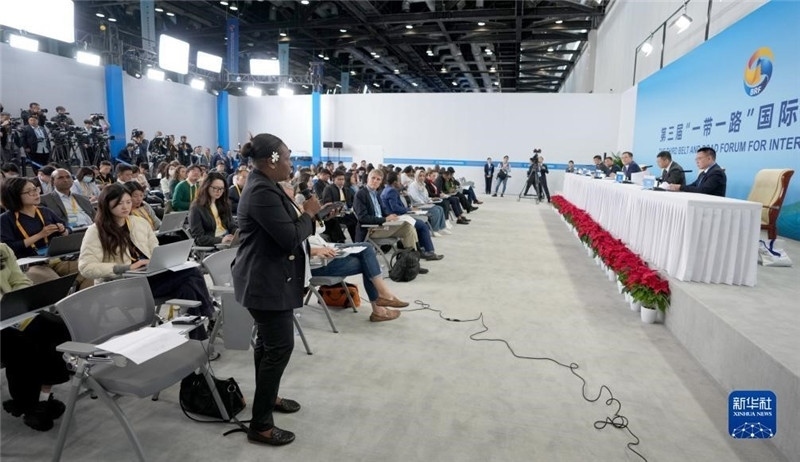 10月16日，第三屆“一帶一路”國際合作高峰論壇新聞中心在北京國家會議中心舉行首場吹風會，邀請自然資源部國際合作司和相關(guān)單位負責人介紹有關(guān)情況，并回答記者提問。新華社記者 王毓國攝