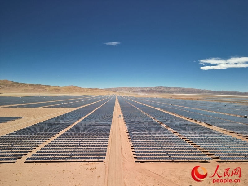 高查瑞光伏電站次第排開的光伏板（局部）。人民網(wǎng)記者 張若涵攝