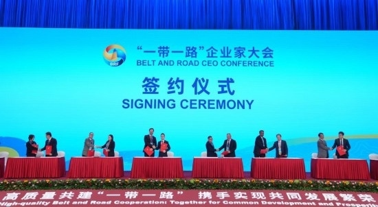 這是10月17日拍攝的簽約儀式現(xiàn)場。當日，“一帶一路”企業(yè)家大會在北京召開。（新華社記者王毓國攝）