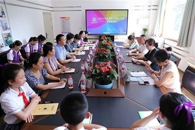 圖⑤：法治宣講結(jié)束后，重慶五中院組織召開(kāi)座談會(huì)，聽(tīng)取人大代表和朵力小學(xué)教師、家長(zhǎng)代表對(duì)法院未成年人保護(hù)工作的意見(jiàn)建議。