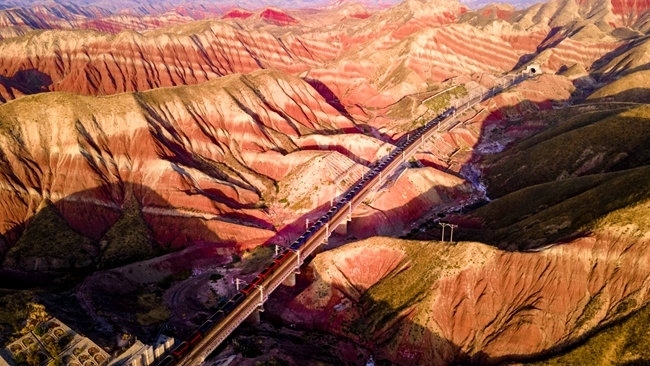 穿越丹霞地貌的火車。蘭州局集團公司融媒體中心供圖