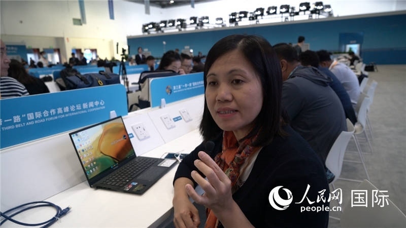 越南之聲廣播電臺(tái)記者胡鴻行（音譯，H? H?ng H?nh）與記者交談。人民網(wǎng) 楊春燕攝