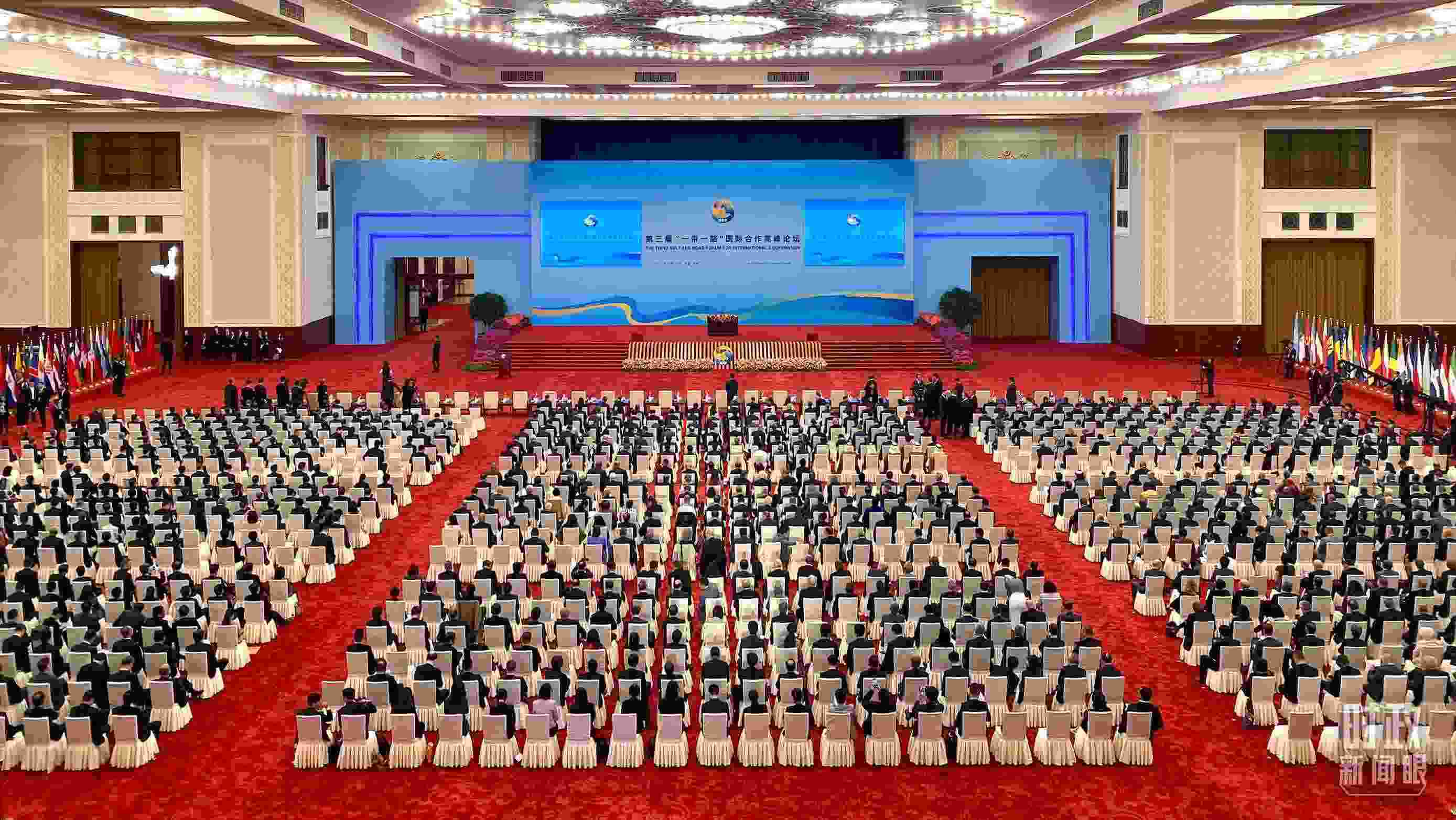 △人民大會(huì)堂宴會(huì)廳。這是開(kāi)幕式之前的現(xiàn)場(chǎng)。（總臺(tái)央視記者李增仁拍攝）