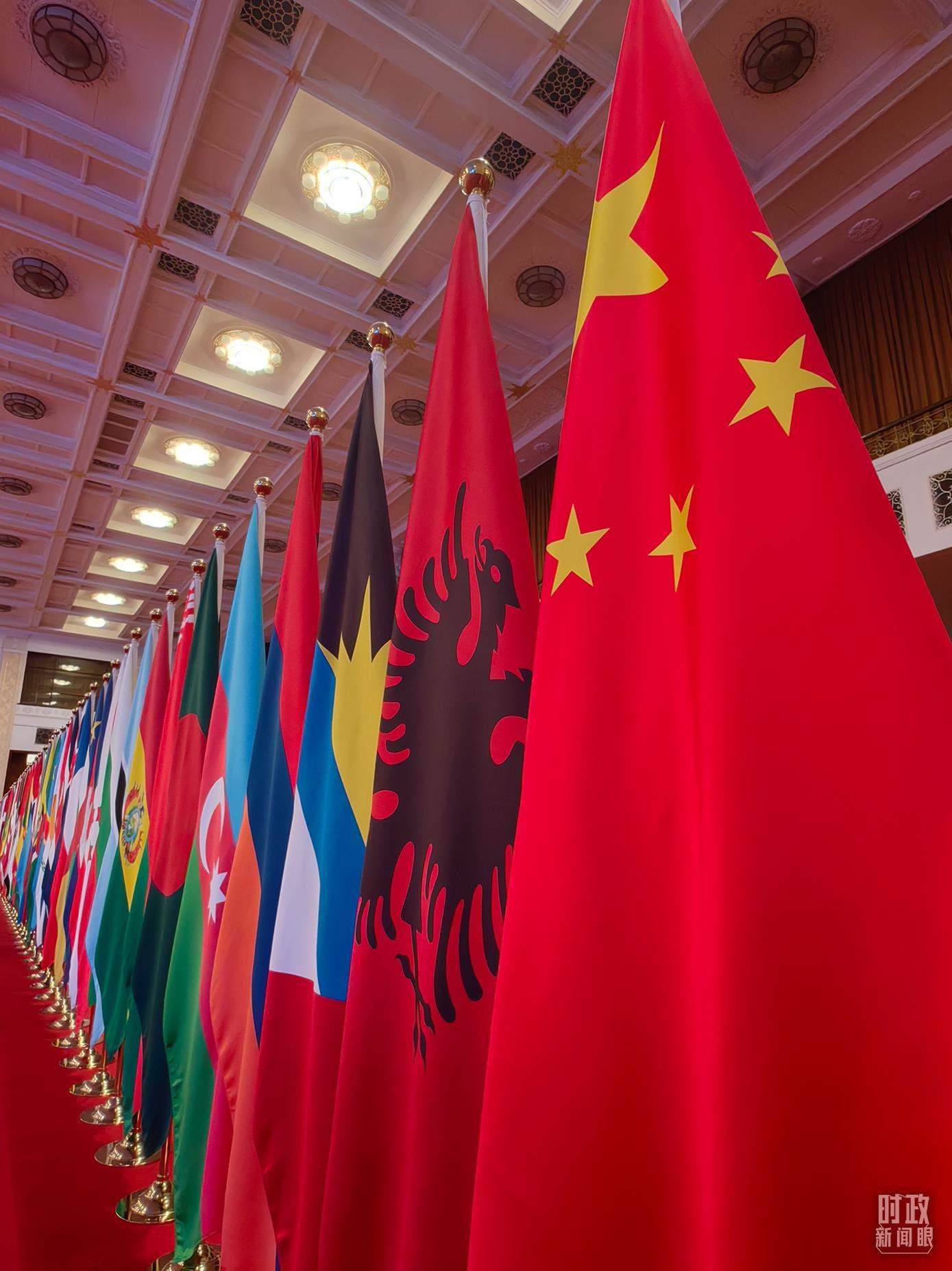 △開(kāi)幕式會(huì)場(chǎng)內(nèi)整齊排列的旗幟。（總臺(tái)央視記者楊波拍攝）