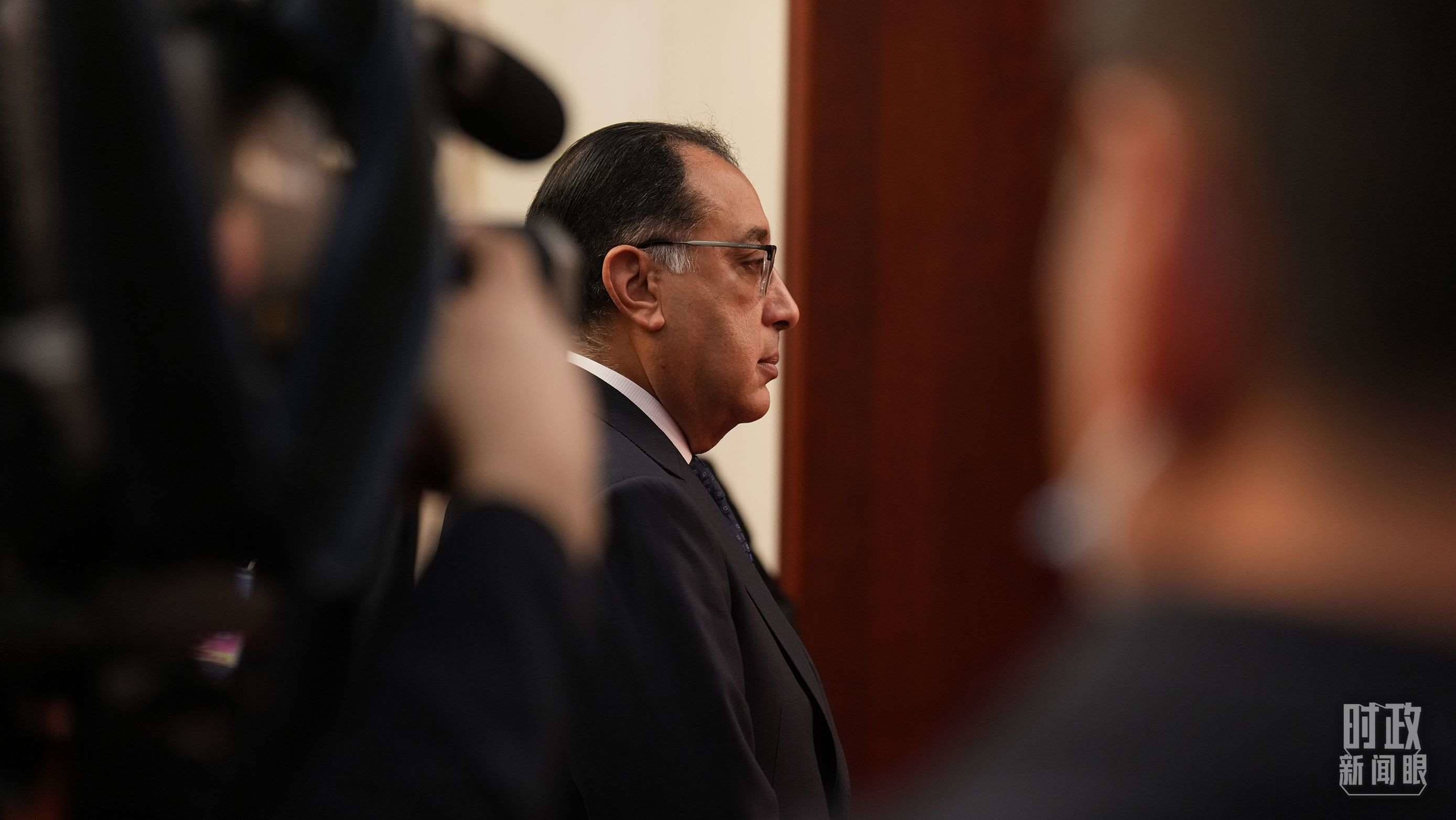 △人民大會(huì)堂，埃及總理馬德布利正在等候會(huì)見開始。（總臺(tái)國(guó)廣記者李晉拍攝）