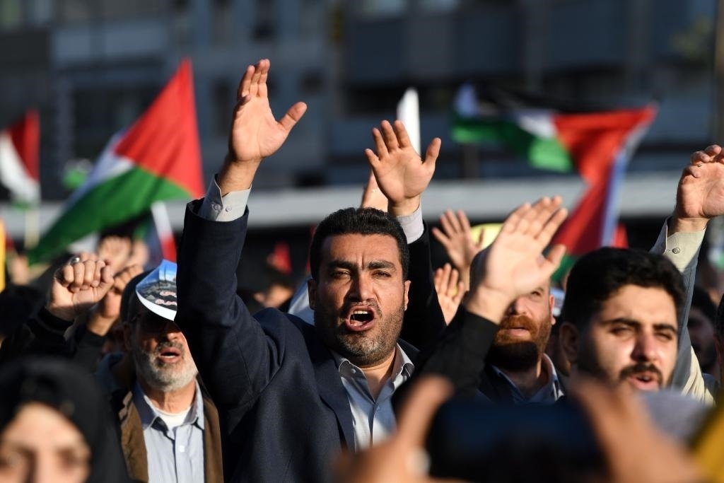 10月18日，人們在伊朗德黑蘭舉行集會。當日，突尼斯、土耳其、伊朗等多國民眾舉行集會，表達對巴勒斯坦人民的支持，并譴責(zé)針對加沙城醫(yī)院的襲擊。新華社記者 沙達提 攝