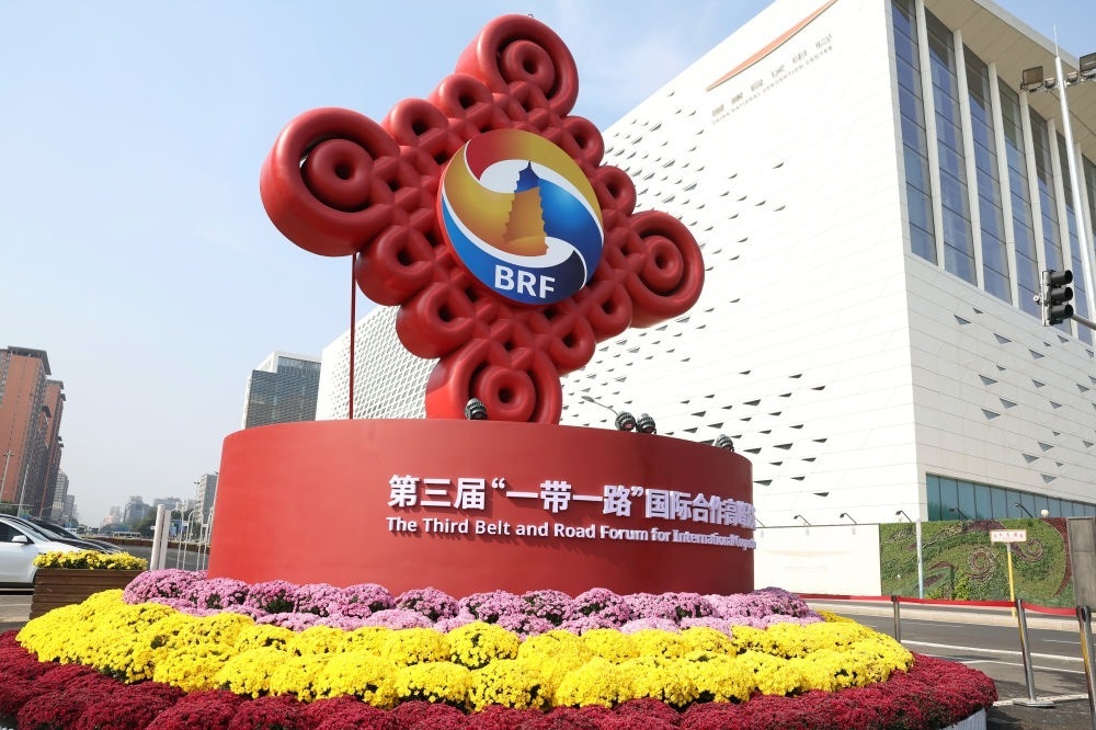 這是在北京國(guó)家會(huì)議中心附近拍攝的“一帶一路”國(guó)際合作高峰論壇景觀布置（2023年10月17日攝）。新華社記者 陳斌 攝