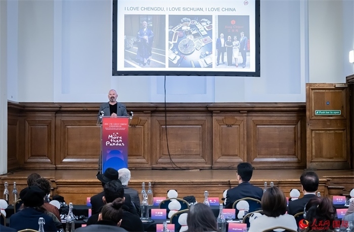 英國群英創(chuàng)意全球首席執(zhí)行官杰米·撒杰特在現(xiàn)場發(fā)言，分享如何進(jìn)一步提升四川旅游的國際影響力、吸引更多的英國游客。人民網(wǎng) 郭錦標(biāo)攝