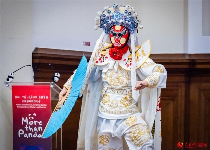 川劇絕活變臉表演。人民網(wǎng) 郭錦標(biāo)攝