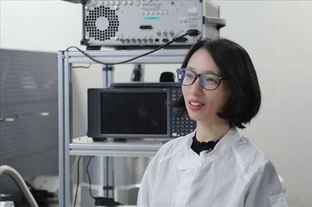 李婧在中國(guó)科學(xué)院紫金山天文臺(tái)毫米波和亞毫米波技術(shù)實(shí)驗(yàn)室。（受訪者供圖）