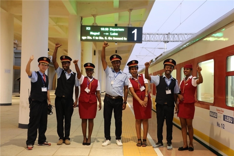 中埃員工組成的亞吉鐵路運(yùn)營團(tuán)隊。 中國土木工程集團(tuán)有限公司供圖