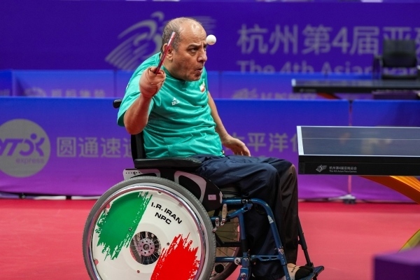 10月23日，杭州第4屆亞殘運會乒乓球男子單打Class2小組循環(huán)賽舉行。圖為伊朗隊選手哈桑·簡費尚在比賽中。圖片來源：杭州亞殘組委會