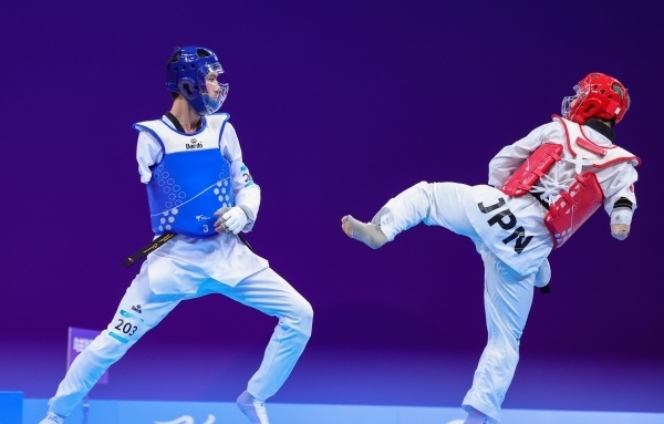 10月23日，杭州第4屆亞殘運會跆拳道男子K44級58公斤級銅牌賽舉行。圖為烏茲別克斯坦隊選手桑賈貝克·穆赫托羅夫(左)和日本隊選手阿渡健太在比賽中。圖片來源：杭州亞殘組委會