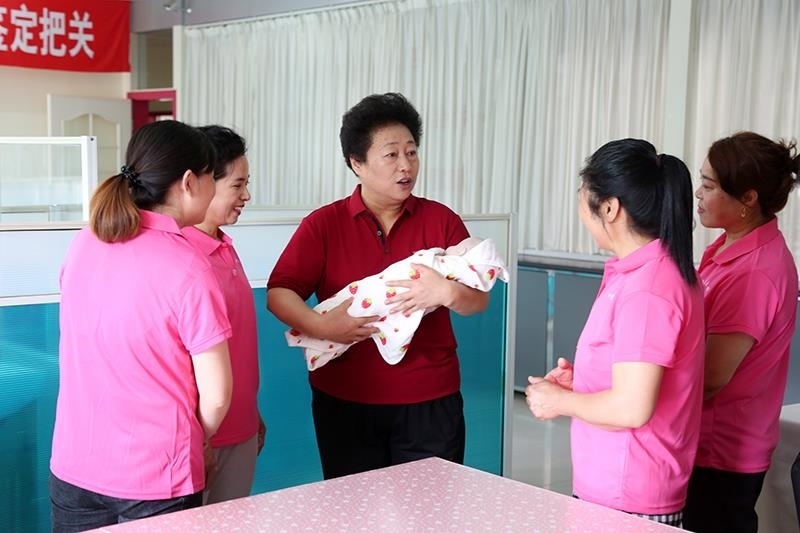 △2021年6月2日，卓長立（中）指導(dǎo)正在接受培訓(xùn)的家政服務(wù)員。