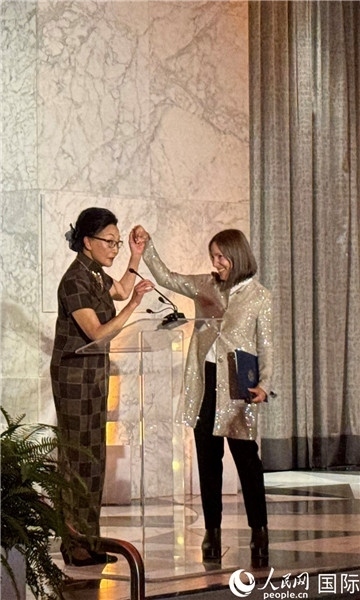 加州副州長(zhǎng)康伊蓮為方李邦琴獲獎(jiǎng)致辭。人民網(wǎng)記者 鄧圩攝