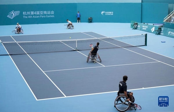 10月24日，在杭州第4屆亞殘運(yùn)會輪椅網(wǎng)球男子雙打1/4決賽中，中國組合董順江/紀(jì)珍旭以0比2不敵韓國組合任浩元/韓成奉，無緣半決賽。圖為董順江（右二）/紀(jì)珍旭（右一）在比賽中。新華社記者 才揚(yáng)攝