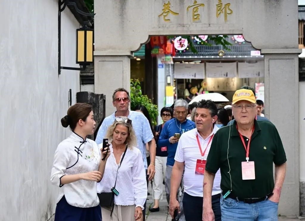 △2023年6月27日，“鼓嶺之友”部分成員和中美各界人士在福建福州南后街三坊七巷參觀訪問。