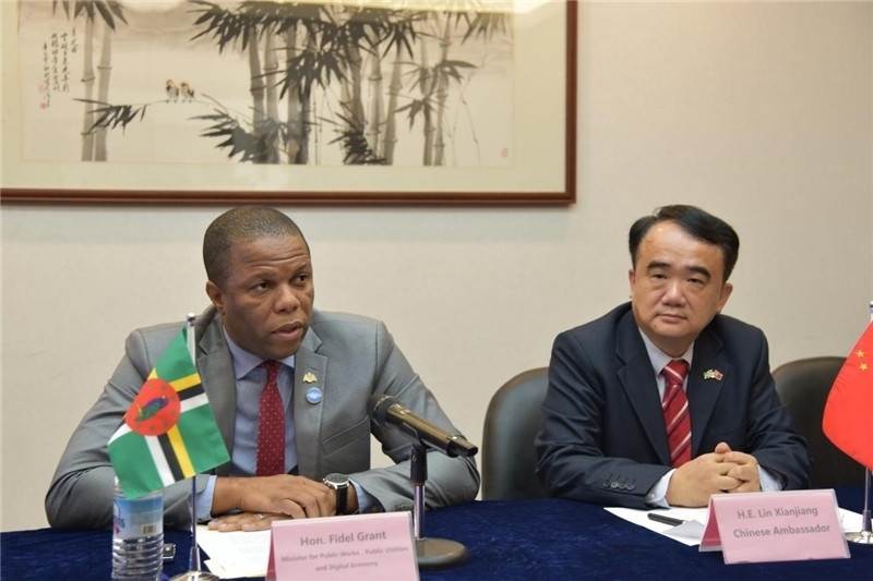 多公共工程部部長格蘭特（左一）向與會記者介紹赴華參會情況。駐多米尼克使館供圖