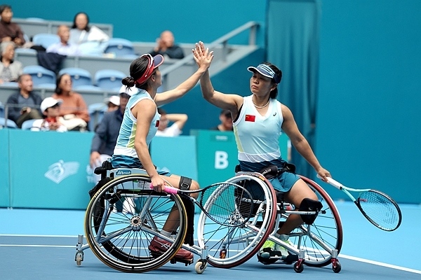 10月25日，杭州亞殘運會輪椅網(wǎng)球女雙決賽，中國組合朱珍珍(右)/郭珞瑤慶祝得分。人民網(wǎng)記者 胡雪蓉攝