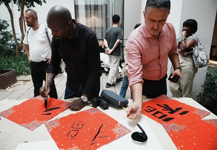 首屆國際傳播“絲路獎”獲獎代表等在廣州市荔灣區(qū)永慶坊參加文化交流活動。楊爍壁、王燕攝影報道