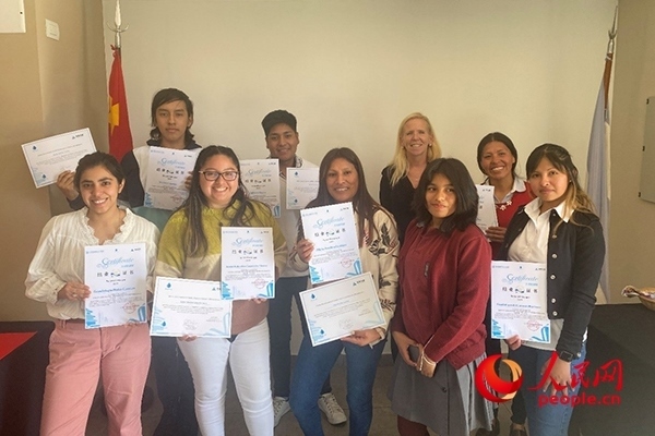 社區(qū)工作專家莫伊拉（后排右二）向“中文工坊”第二期培訓(xùn)班部分結(jié)業(yè)學(xué)員頒發(fā)由薩爾塔省教育部簽發(fā)的結(jié)業(yè)證書。人民網(wǎng)記者 吳思萱攝