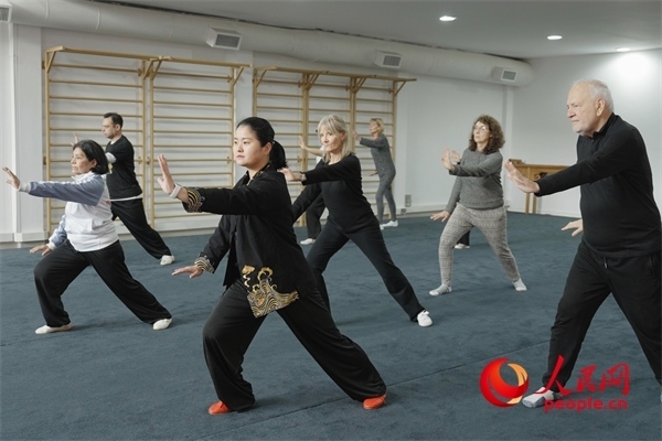 阿根廷武術(shù)俱樂部協(xié)會副會長陳敏正在教學(xué)。人民網(wǎng)記者 張若涵攝