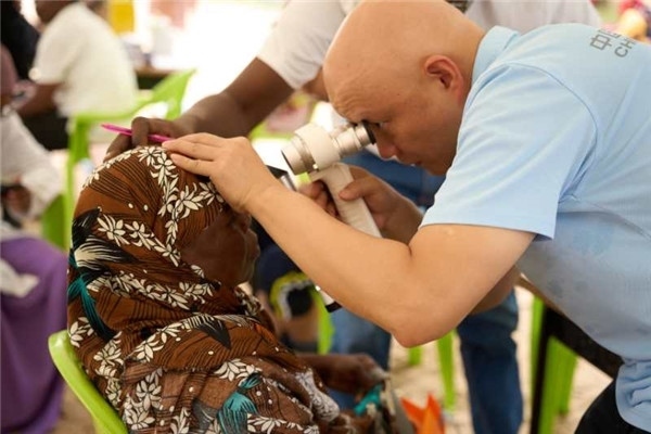 醫(yī)療隊為當?shù)鼗颊吡x診。中國援桑醫(yī)療隊供圖