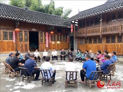 花垣縣石欄鎮(zhèn)朋巖村的院壩會(huì)。人民網(wǎng) 周靜圓攝