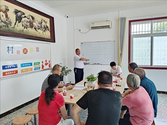 泉塘村17組議事會(huì)正在討論土地整理事項(xiàng)。湖南省司法廳供圖