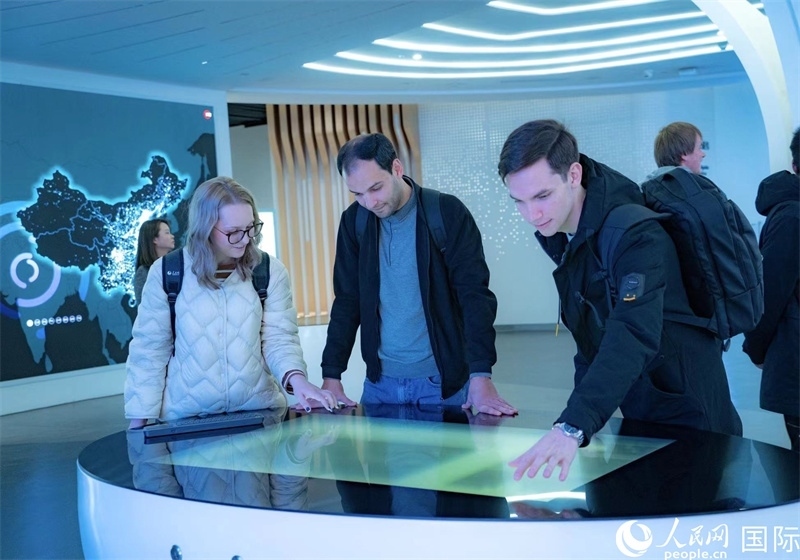 歐亞國家記者在國家大數(shù)據(jù)（貴州）綜合試驗區(qū)交流體驗中心參觀。人民網(wǎng) 陽茜攝