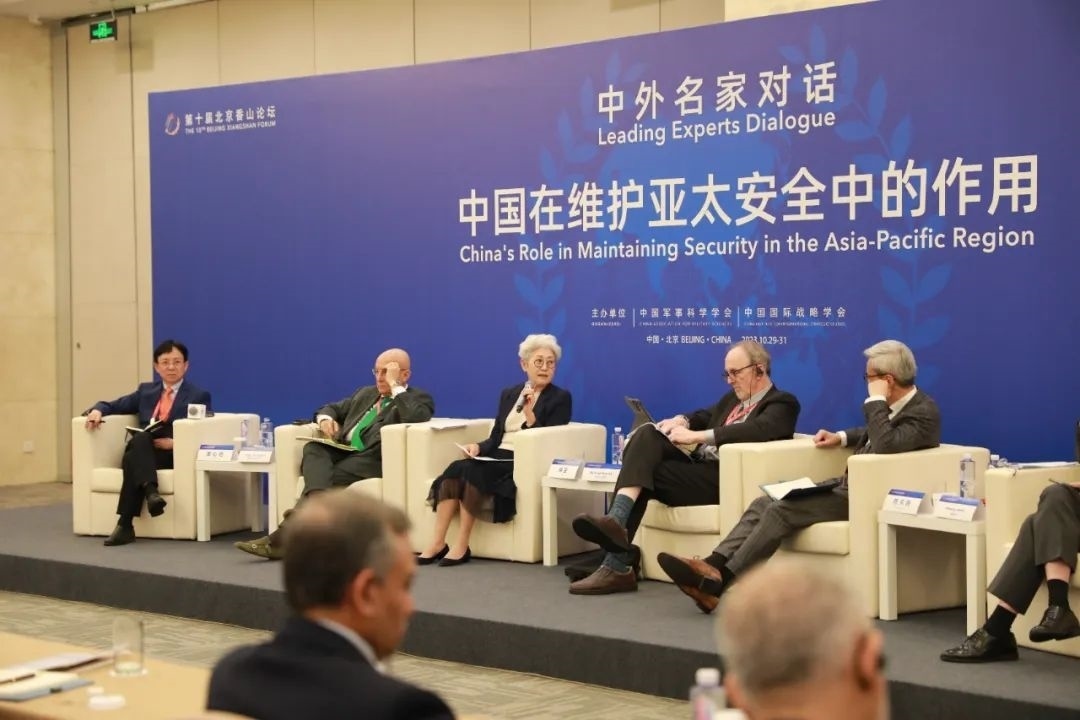 傅瑩（左三）反駁邁克爾·史文（左四）。斯基攝