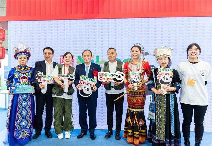 日本前首相菅義偉在中國(guó)展館參觀。圖片由中國(guó)駐東京旅游辦事處提供