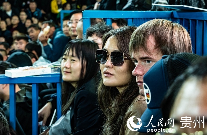 外媒記者走進“村BA”決賽現(xiàn)場觀看比賽。人民網(wǎng) 陽茜 攝