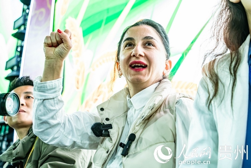 外媒記者在現(xiàn)場吶喊助威。人民網(wǎng) 陽茜攝