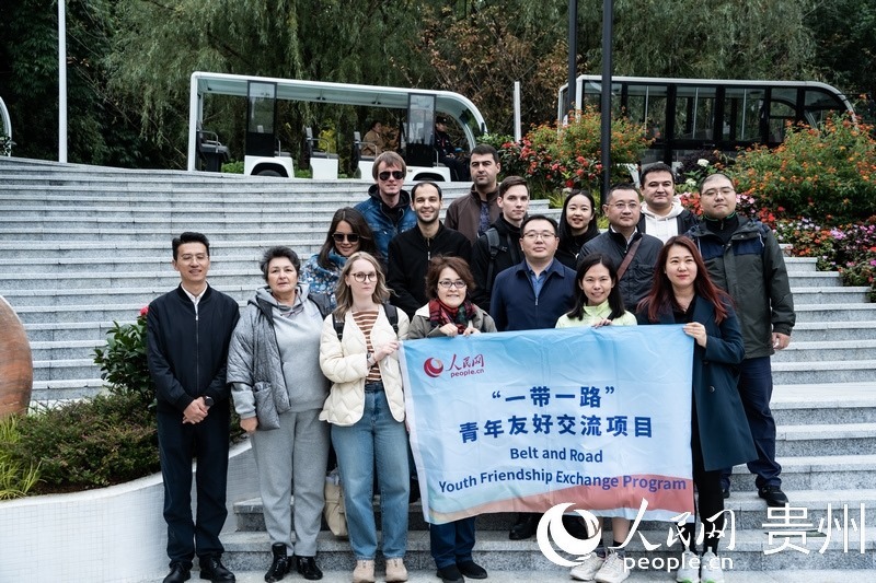 合影留念。人民網(wǎng) 陽茜攝