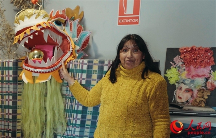 “熊貓閱覽室”一角。盧漢·梅洛為記者展示大使館贈送的龍頭。人民網(wǎng)記者 張若涵攝